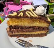 Schoko-Vanille-Torte-Stück