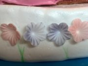 Blüten aus Esspapier auf Fondant